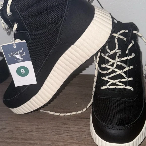 Universal Thread Black and White Sneakers - Picture 3 of 6